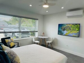 1 bedroom, free WiFi, bed sheets - Brand New Studio with Pool Access (Oakland Park)