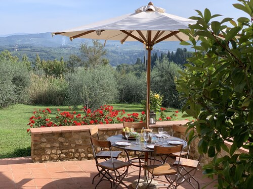 High-design farmhouse. Duplex villa for up to 10 guests. 30 min to Florence.