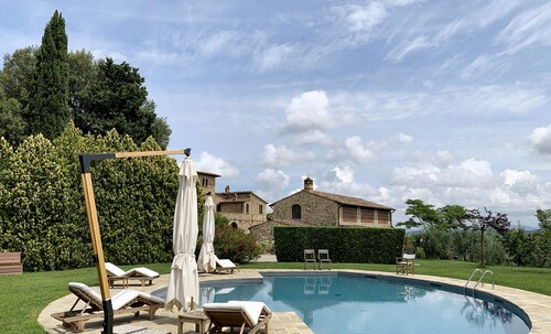 Luxurious farmhouse with two high design lodgings. Epic spot, 30 min to Florence