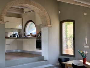 Frigorífico, horno, placa de cocina y lavavajillas