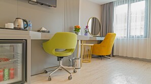 Standard Room | Peralatan tempat tidur premium, bar mini, peti besi dalam bilik, meja 