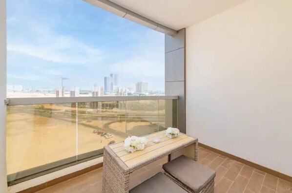 Outdoor dining - Modern Studio in the Heart of Dubai Sports City (Dubai)