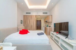 1 bedroom, WiFi, bed sheets - Modern Studio in the Heart of Dubai Sports City (Dubai)