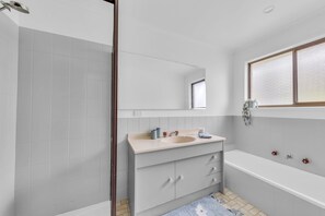 Shower - Seaglass at Pambula Beach (Pambula Beach)