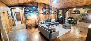 スマートテレビ、暖炉、書庫、PC モニター