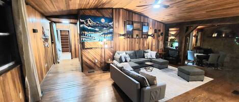 スマートテレビ、暖炉、書庫、PC モニター