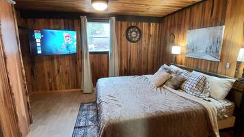 3 bedrooms, desk, iron/ironing board, free WiFi