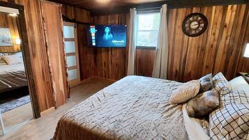 3 bedrooms, desk, iron/ironing board, free WiFi