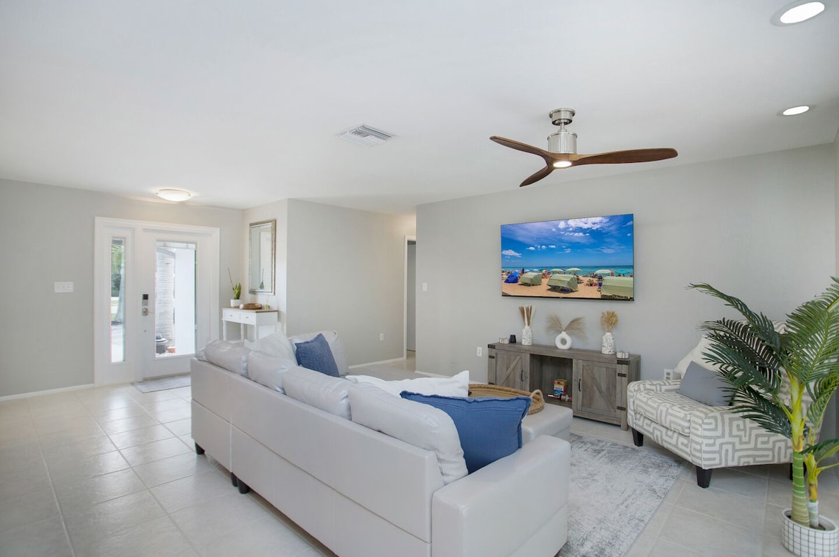 Photo 4 of Top rated home! Backyard oasis: heated pool, hot tub, ping-pong, cornhole & more