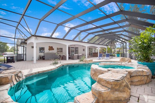 Vandy Villas — Walk to Vanderbilt Beach, Pool & Spa