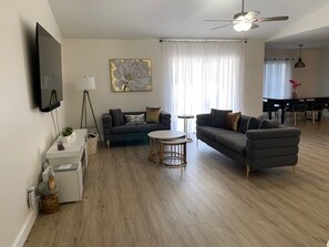 Smart TV, fireplace - Villa "Nine Shades of Grey" (Cape Coral)