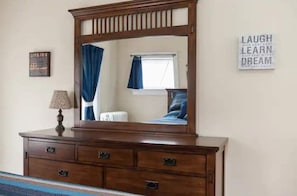 2 slaapkamers, een bureau, een strijkplank/strijkijzer, wifi