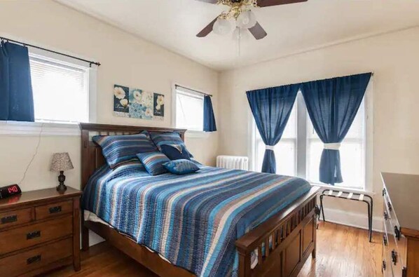 2 bedrooms, desk, iron/ironing board, WiFi