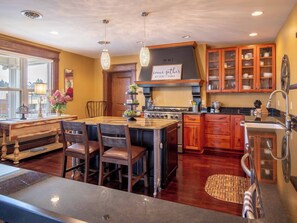 Fridge, microwave, oven, stovetop - 15 % off Winter Deal | Mansion | Pet-Friendly | Downtown (Clarion)