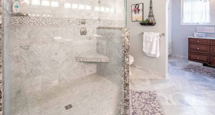 15% off Spring Special | Mansion | Pet-Friendly | Downtown