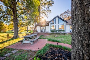 Outdoor dining - Lakefront | Fire Pit | Dogs Welcome | Dockside Den (Huntsville)