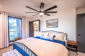 3 makuuhuonetta, työpöytä, silitysrauta/-lauta, vauvan matkasänky