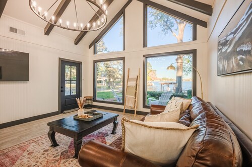 Lakefront | Fire Pit | Dogs Welcome | Dockside Den