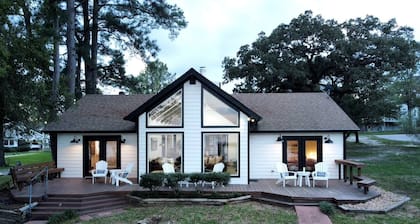 Lakefront | Fire Pit | Dogs Welcome | Dockside Den