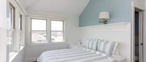 4 habitaciones, escritorio y tabla de planchar con plancha