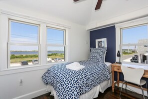 4 Schlafzimmer, Schreibtisch, Bügeleisen/Bügelbrett, Reisekinderbett