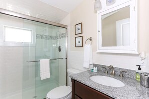 Douche, sèche-cheveux, serviettes fournies, shampoing