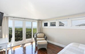 4 Schlafzimmer, Schreibtisch, Bügeleisen/Bügelbrett, Reisekinderbett