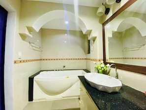 Boblebadekar, hårtørrer, bidet, håndklæder