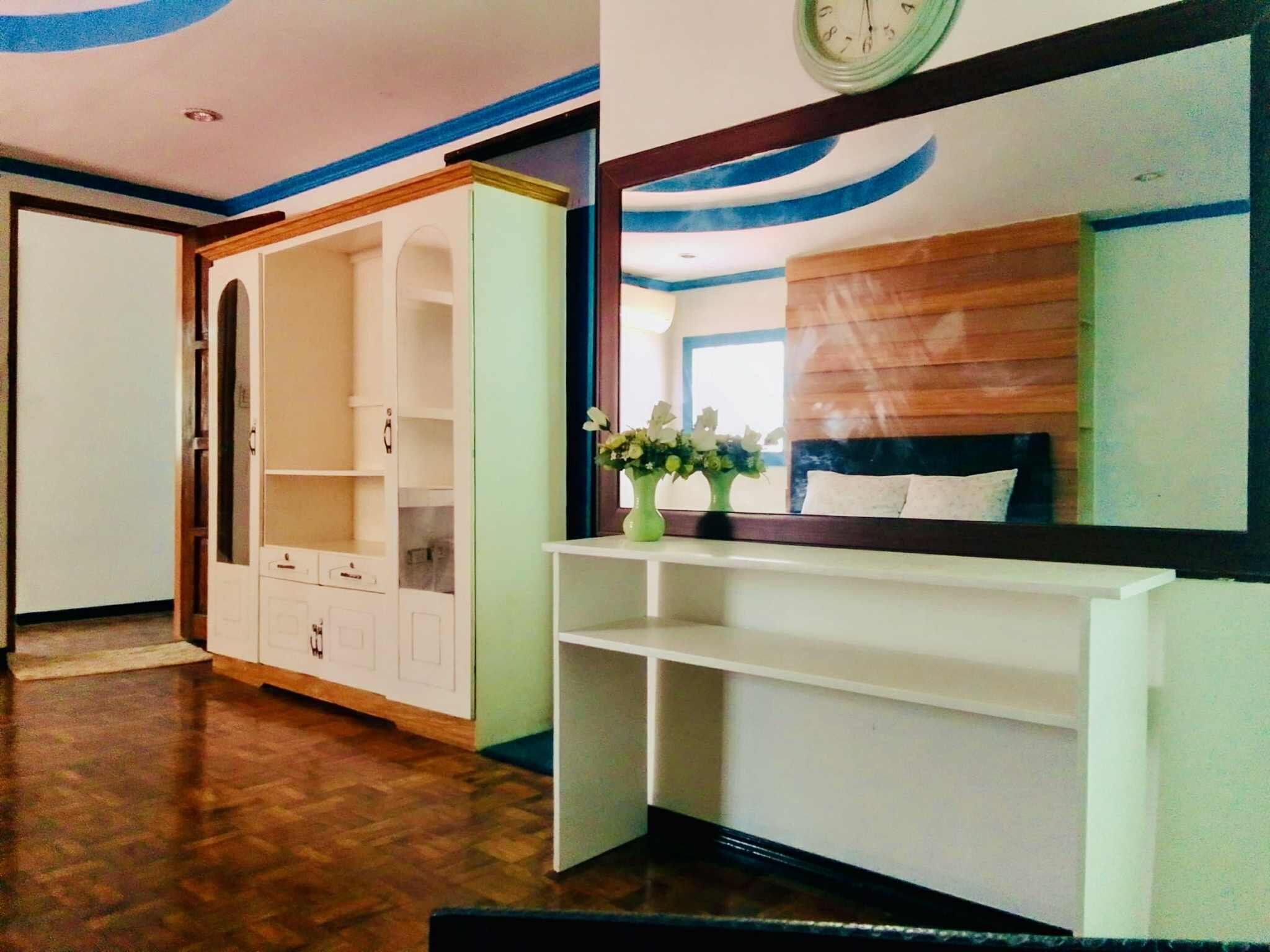 6 bedrooms, desk, iron/ironing board, free WiFi