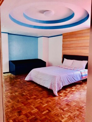 5 bedrooms, desk, iron/ironing board, free WiFi