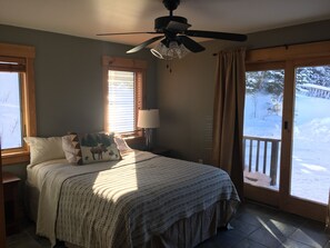4 bedrooms, free WiFi, bed sheets - Saddleback- Rock Pond Condo 38- Great Ski in/out location- short walk to lodge   (Rangeley)