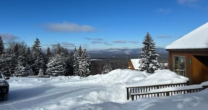 Saddleback- Rock Pond Condo 38- Great Ski in/out location- short walk to lodge