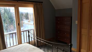 4 bedrooms, free WiFi, bed sheets