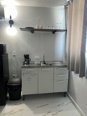 Kühlschrank, Mikrowelle, Wasserkocher mit Kaffee-/Teezubehör