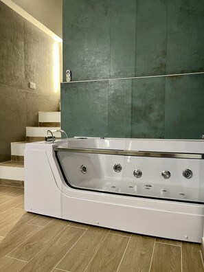 Vasca idromassaggio, asciugacapelli, bidet, asciugamani