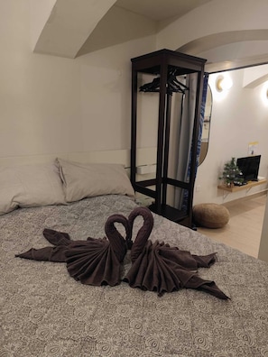 1 bedroom, travel cot, WiFi, bed sheets - Art-themed apartment in the center of Valletta (Il-Belt Valletta)