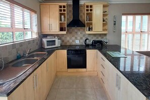 Mikrowelle, Ofen, Herdplatte, Geschirrspüler