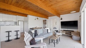 تلفزيون، مدفأة، مشغل دي في دي، كُتُب