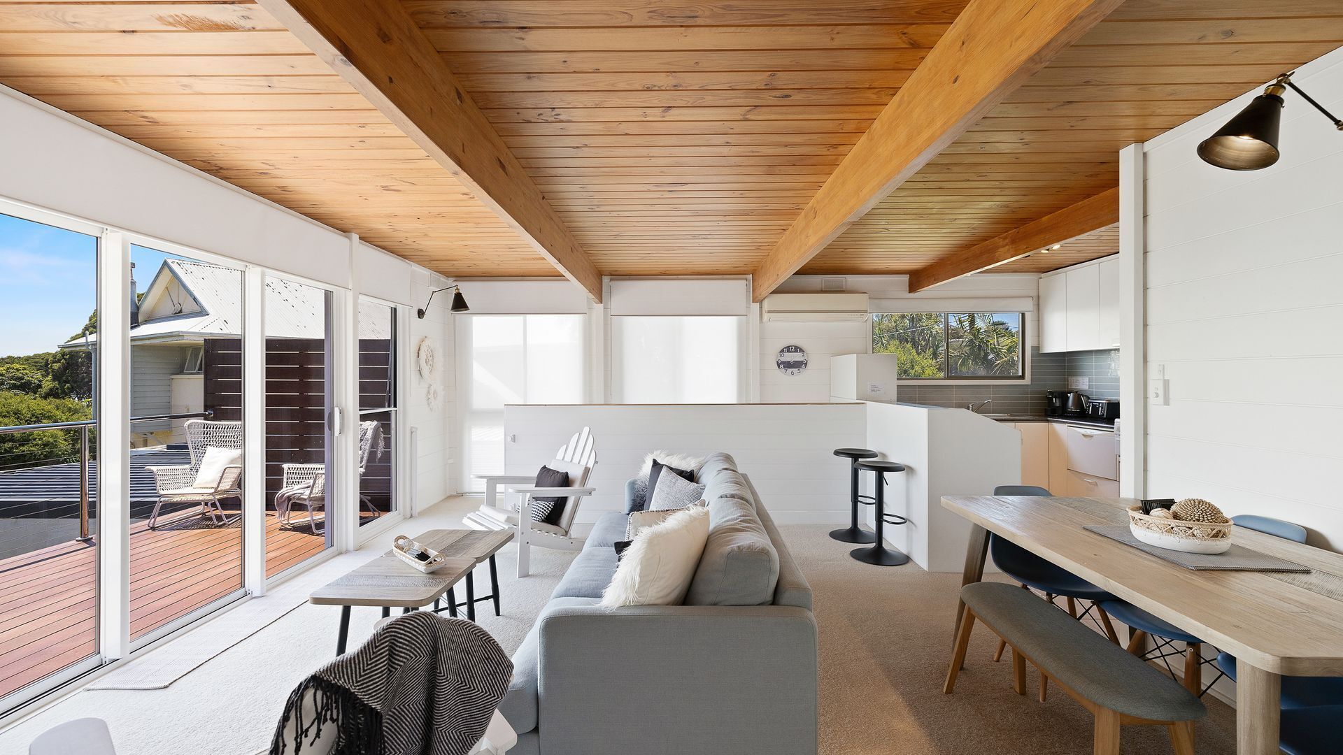 Télévision, cheminée, lecteur de DVD, livres