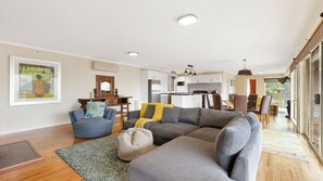 TV, fireplace - Florida Bliss in Smiths Beach (Smiths Beach)