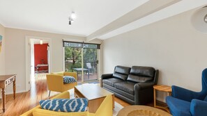 TV, fireplace - Florida Bliss in Smiths Beach (Smiths Beach)