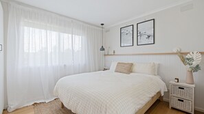 3 soverom, strykejern/-brett, reiseseng for barn og internettilgang