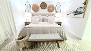 2 habitaciones, escritorio y tabla de planchar con plancha 