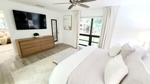 2 chambres, bureau, fer et planche à repasser, lit de bébé portatif