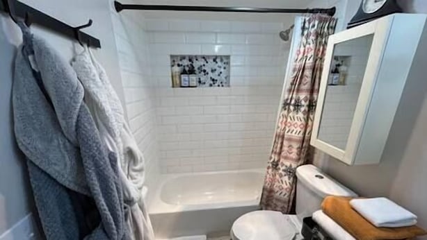 Secador de cabelo, toalhas de banho, sabonete, shampoo