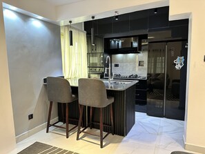 Frigorifero, microonde, forno, piano cottura