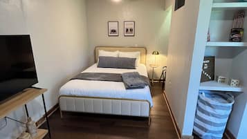 1 bedroom, WiFi (free), bed sheets
