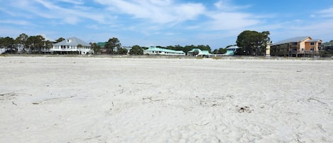 Sulla spiaggia, lettini da mare