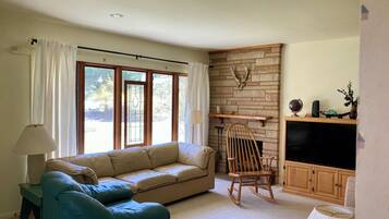 Een smart-tv en boeken