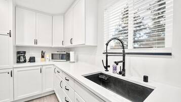 Een koelkast, een microgolfoven, een oven, een kookplaat